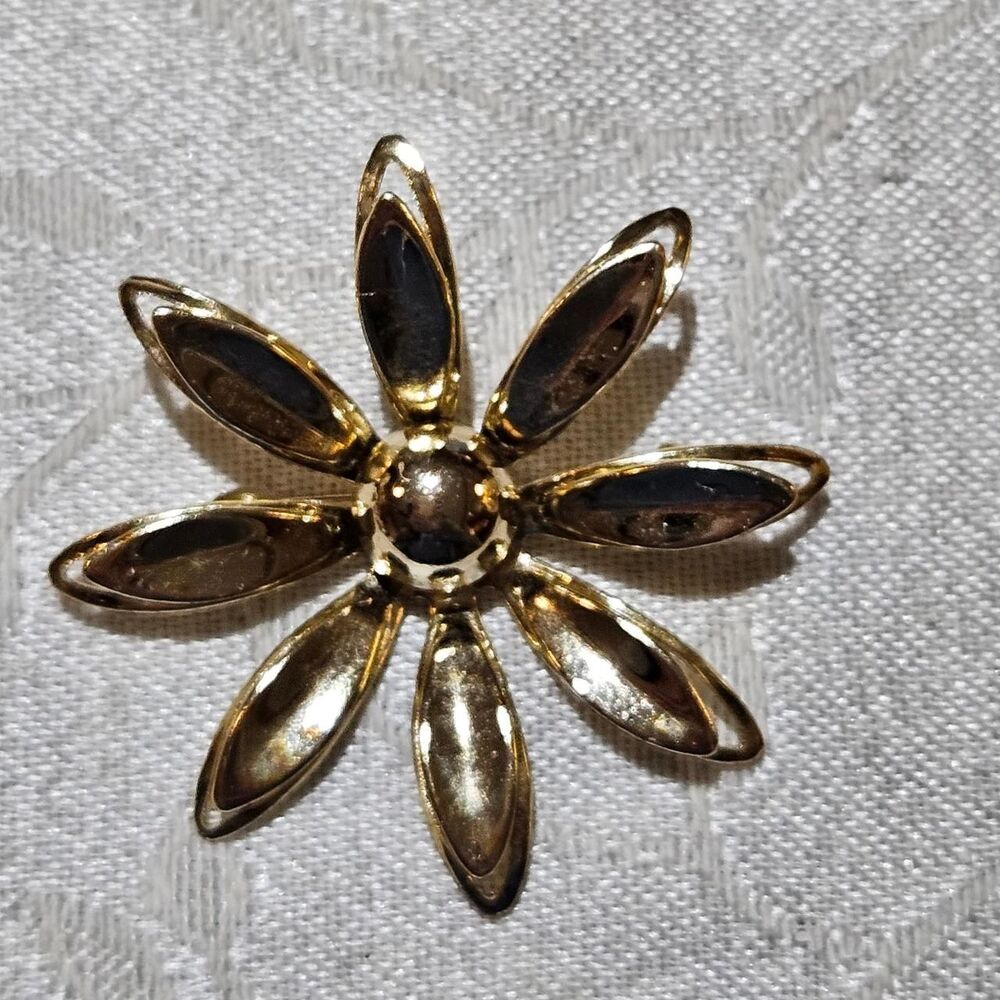 vintage boho whimsical gold tone flower brooch